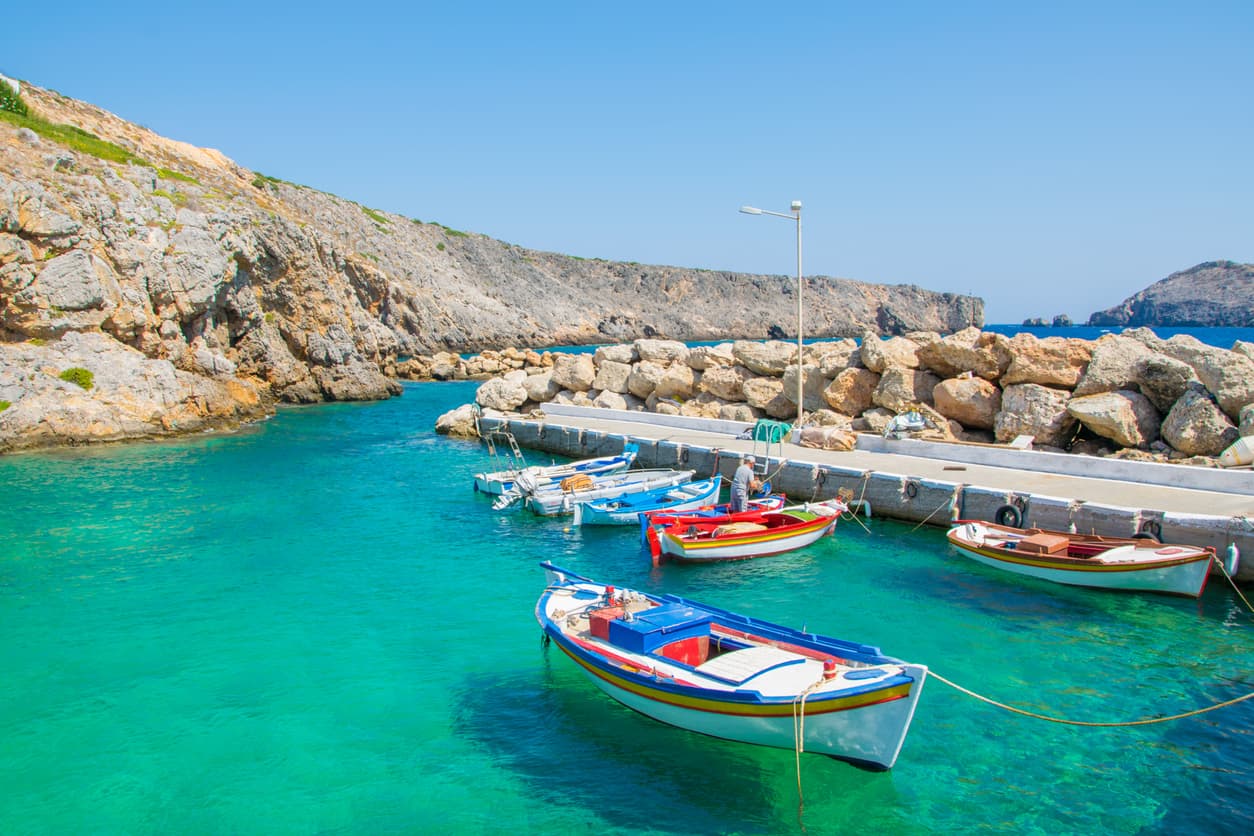 Quando cambiare vita ha un prezzo… e lo paga un’isola greca